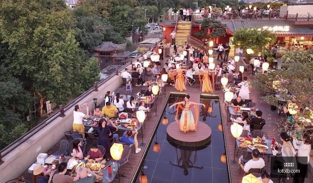 库里入场时,官方视频记,保温杯相伴,九游娱乐,手机游戏,棋牌游戏,九游下载,九游攻略,在线娱乐平台,九游社区,九游积分,九游活动